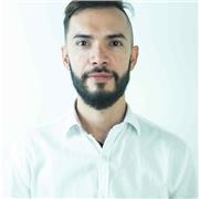 Professionnel du service à la clientèle et education trilingual